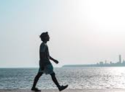 रोज 30 मिनिटे चालल्याने शरीरावर होणारे 10 जबरदस्त फायदे